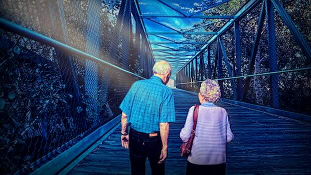 Älteres Paar in Rückansicht auf einer Brücke