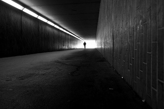 Spaziergänger am Ende eines Tunnels, schwarzweiß