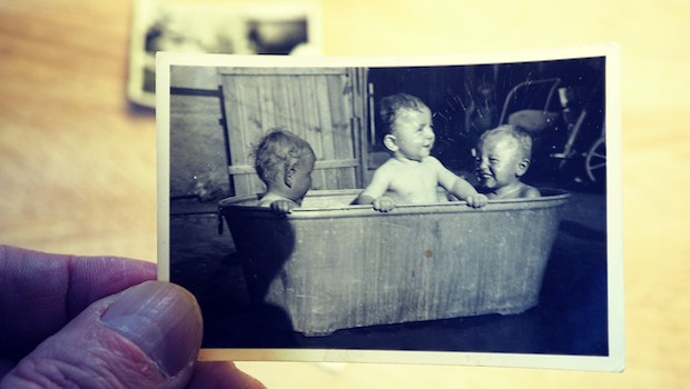 Altes Foto mit Kindern in Badewanne aus Kriegszeiten