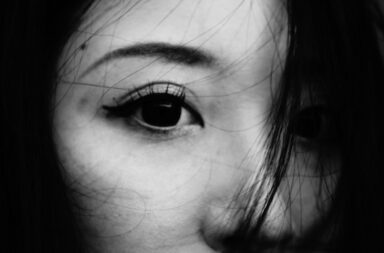 Augen einer Frau mit dunklen Haaren