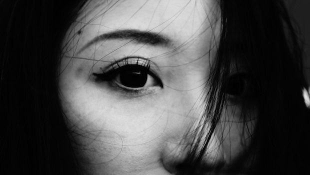 Augen einer Frau mit dunklen Haaren