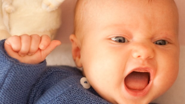 Baby schimpft und macht Handfaust