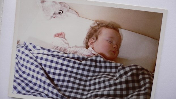 Baby schläft unter Decke