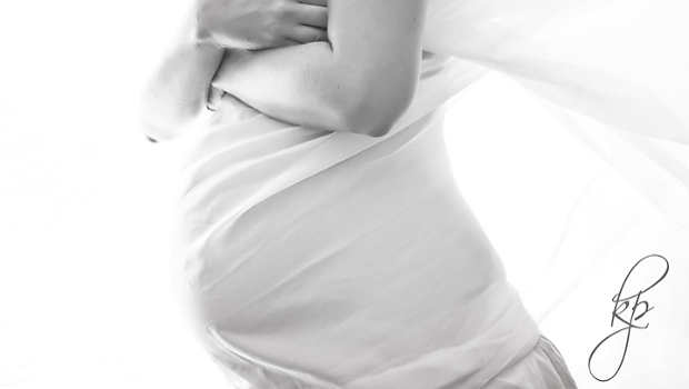Schwangere mit Tuch vor dem Bauch