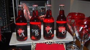 Flaschen mit Blutgruppenetikett und roter Limo