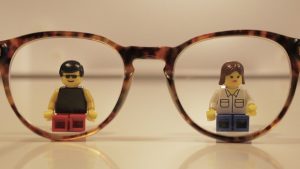 Brille und Figuren