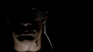 Männergesicht mit Technikauge im Halbschatten
