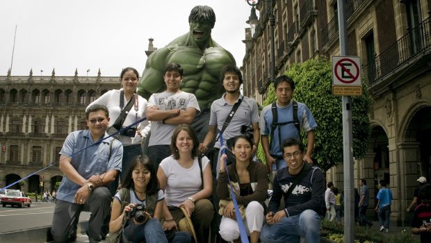 Der Hulk mit Touristengruppe