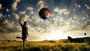 Frau mit Kleid auf Wiese, mit Ballon, Pferd, Vögel. Sonne, Wolken