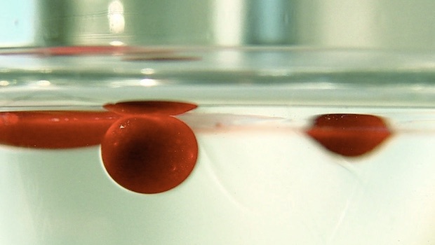 Emulsion rote Bälle unter Wasser