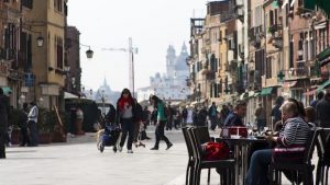 Straße mit Menschen und Kran im Hintergrund