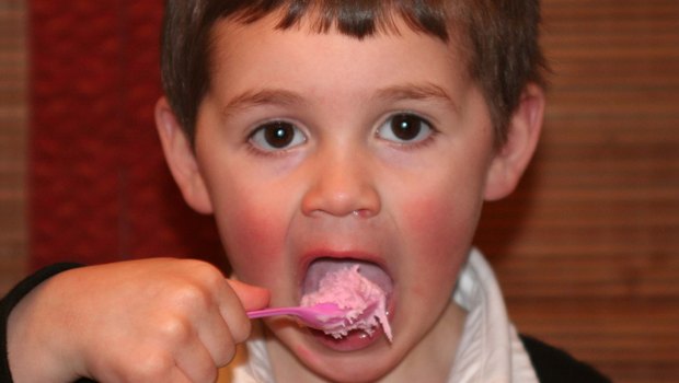 Junge isst Eis