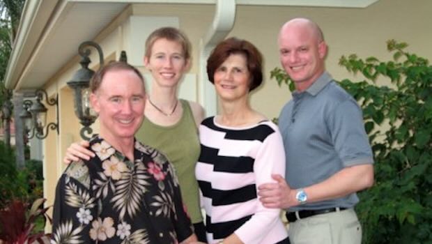 Familie post vor Einfamilienhaus für Foto