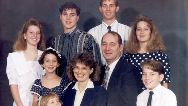 Familienfoto aus den Achtzigern mit sieben Kindern