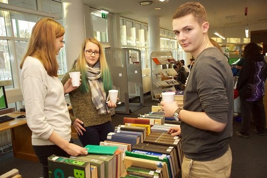 Junge Menschen am Büchertisch