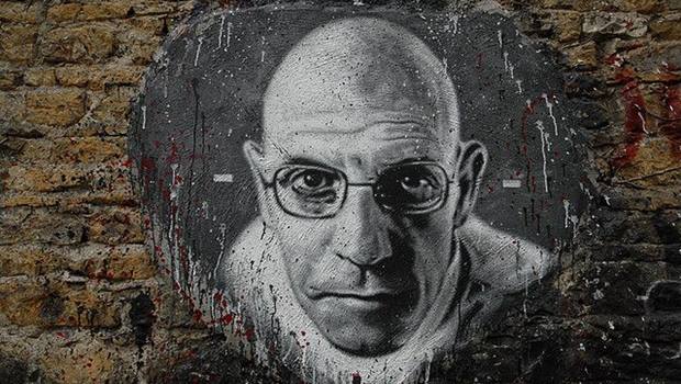 Foucault Porträt auf Steinmauer