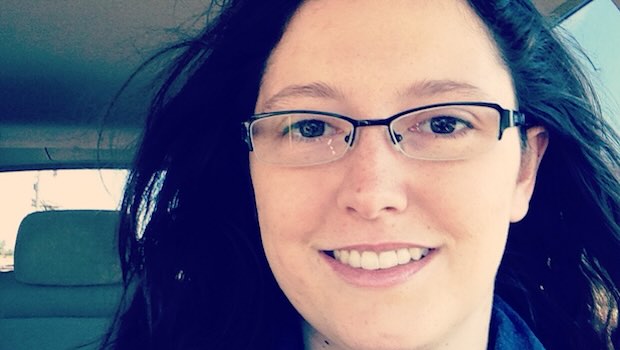 Frau mit Brille lächelt im Auto