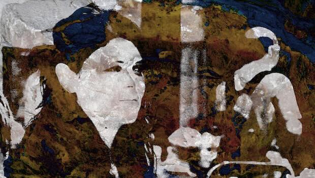 Frau im Café, im Hintergrund ein Mann