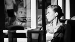 sitzende Frau Blick durch Fensterscheibe Spiegelung