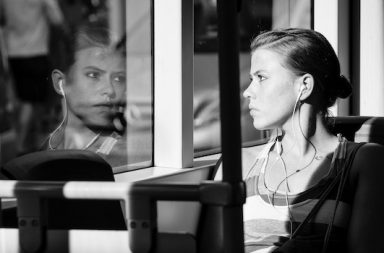 sitzende Frau Blick durch Fensterscheibe Spiegelung