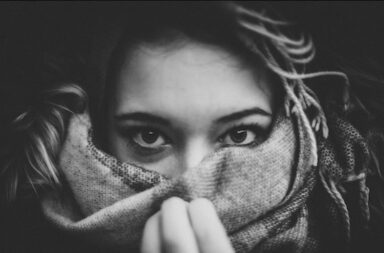 Frau Gesicht im Schal versteckt