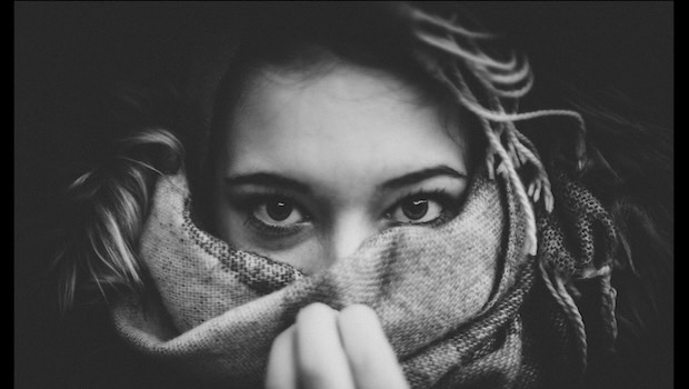 Frau Gesicht im Schal versteckt