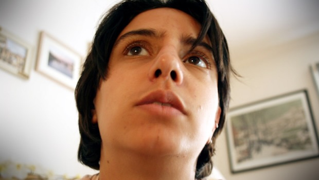 Gesicht einer Frau, im Zimmer hängen Bilder