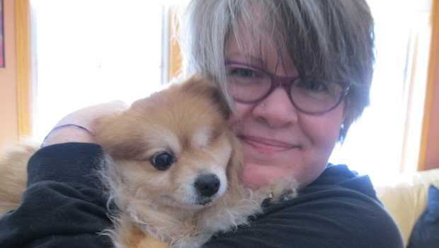Frau mit Hund kuscheln