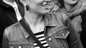 Frau mit Jeansjacke