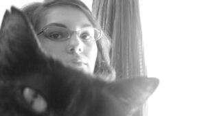 Frau mit Katze im Vordergrund, Schwarz-Weiß-Bild