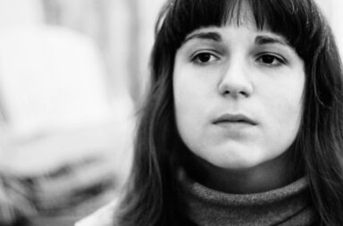 Frau schaut mit unsicherem Blick.