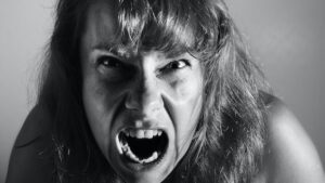 Frau macht verärgertes Gesicht und schreit