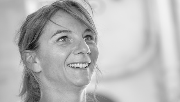 Frau mit Zopf lächelt