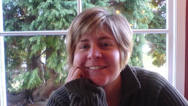 Frau lächelt zufrieden in die Kamera