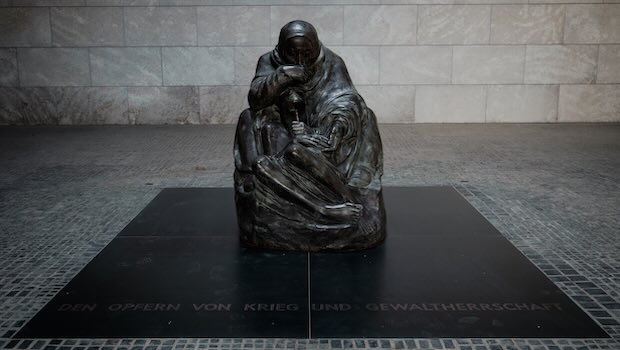 Statue einer gebeugten Person