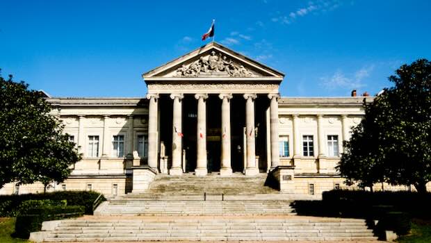 Gerichtsgebäude Eingang mit Treppen