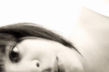 Gesicht einer Frau seitlich liegend