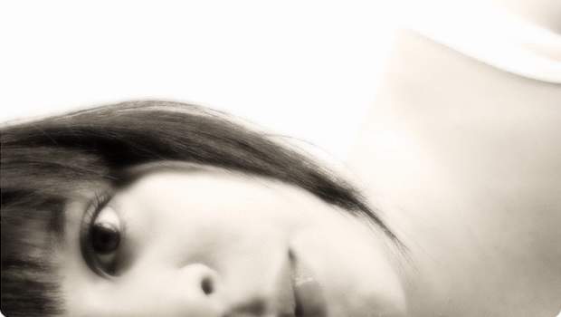 Gesicht einer Frau seitlich liegend