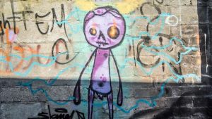 Graffity Mauer lila Maennchen