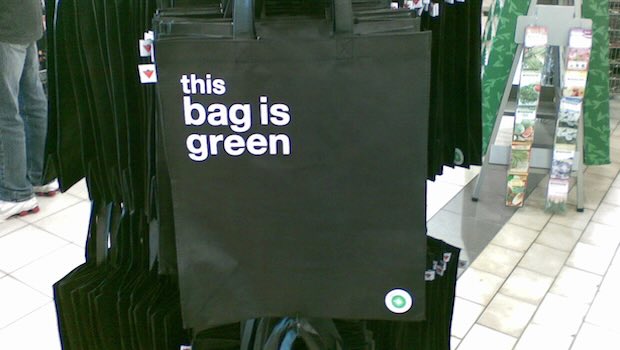 Grüne Tasche mit weißer Schrift