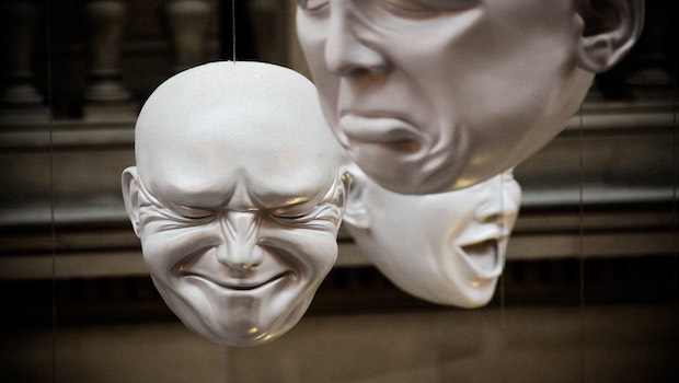 hängende Masken mit Emotionen