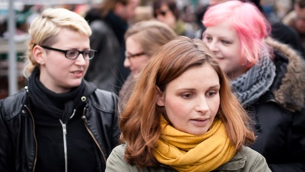 Junge Frauen auf einer Demo