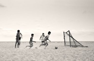 Jungen am Strand Fußball