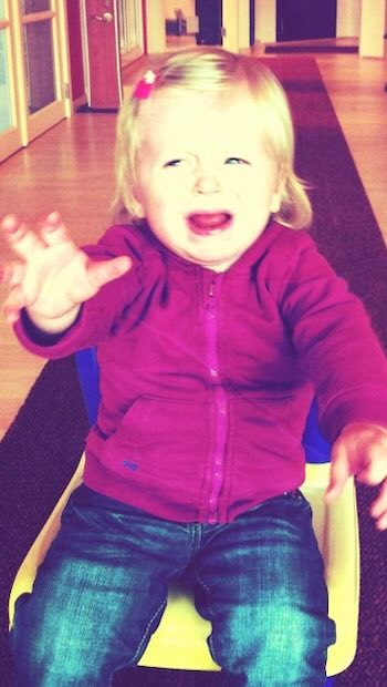 Kind weint und hebt Arme für Hochheben