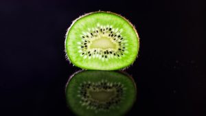 Kiwischeibe leuchtend grün