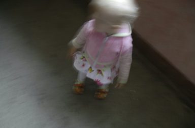 stehendes Kleinkind mit rosa Jacke