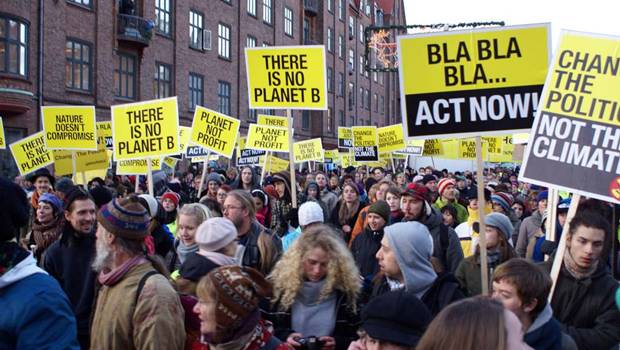 Demonstranten mit gelben Schildern