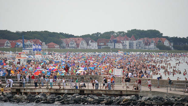 Große Menschenansammlung am Strand