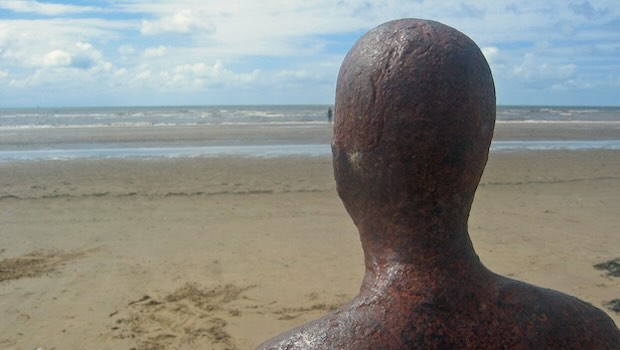 Kopf einer Eisenfigur, Blick aufs Meer