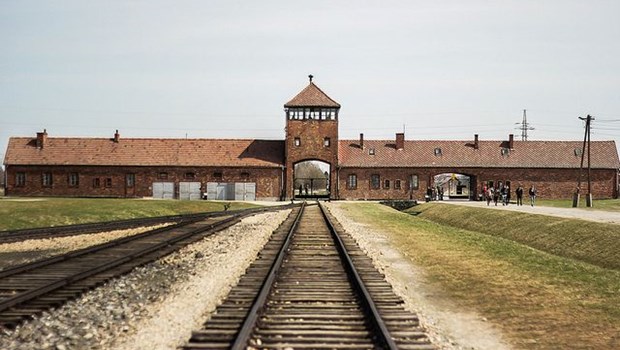 Schienen zum Gebäude von Auschwitz